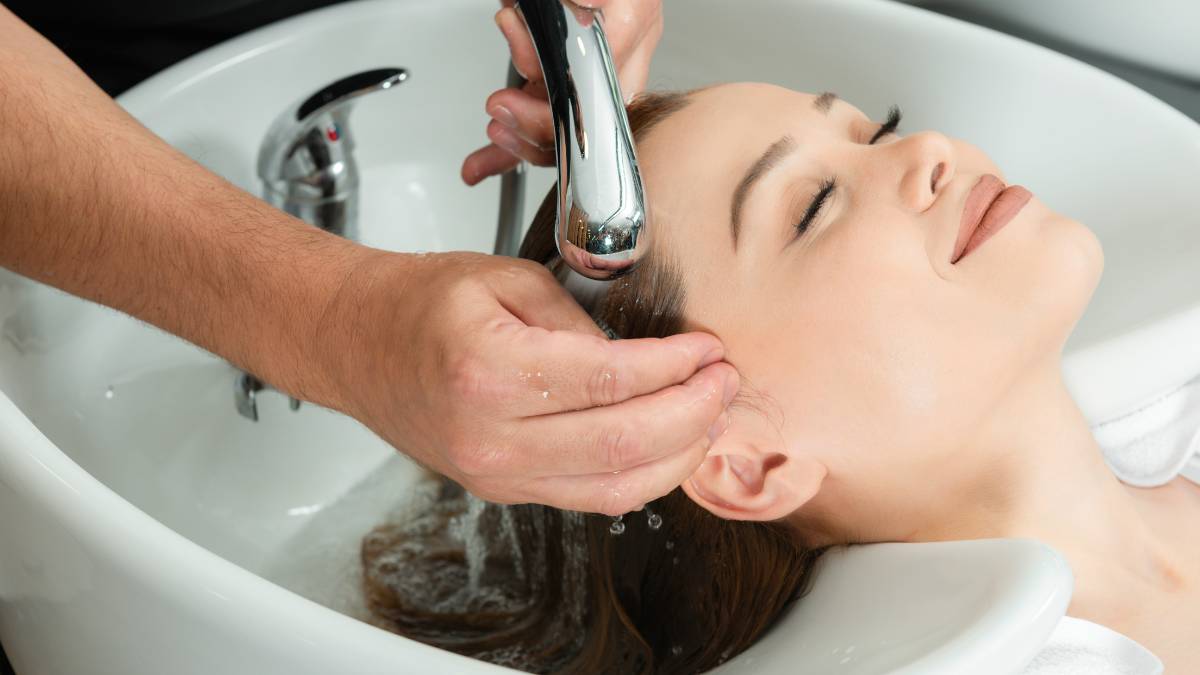 Teknik Mencuci Rambut Menggunakan Kaedah Kulit Kepala Pertama